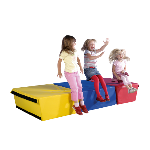 Trapezförmige Sprungklötze aus Kunstleder dreiteilig, unterschiedliche Maße der Teile, farbig, Gesamthöhe: 105 cm