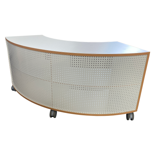 Korpus-Regal auf 1/4-Kreis-Grundriß, Rückwand aus Lochblech Bogenregal auf 90°, B/H/T: 140x62.5x57 cm, mit 4 Zwischenböden, Plexiglasmaterial als Rückwand