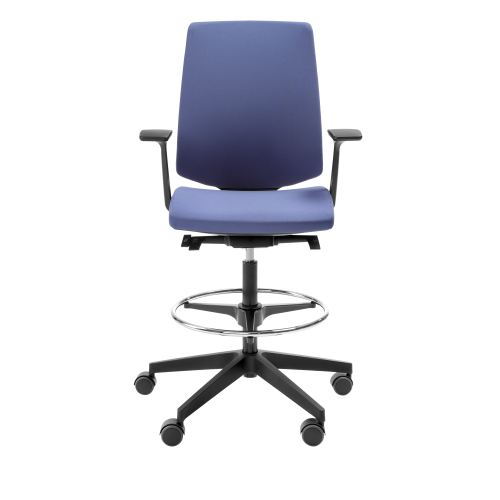 Counter Drehstuhl Lia mit Fußkreuz, Synchronmechanik und Armlehnen, Farbe und Stoffgruppe wählbar