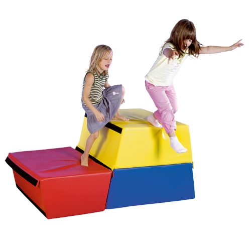 Trapezförmige Sprungklötze aus Kunstleder dreiteilig, unterschiedliche Maße der Teile, farbig, Gesamthöhe: 105 cm